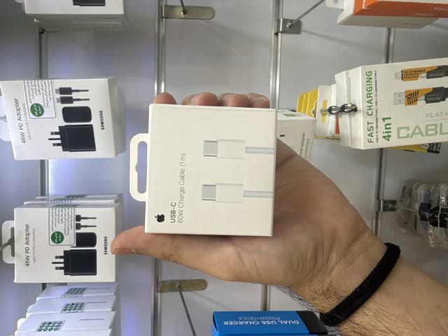 کابل شارژ اپل مدل A2795 طول ۱ متر کنفی برای سری ۱۶ و ۱۷ و ایفون ۱۸ اصلی